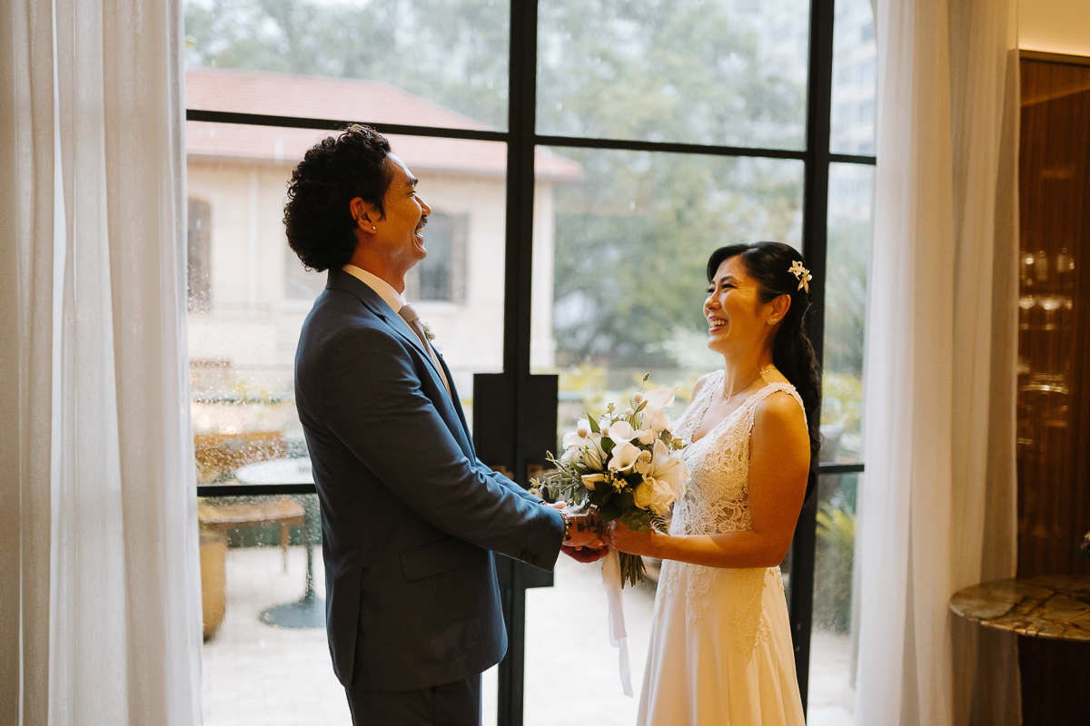 noivos riem ao escutar os votos um do outro daniel okuyama casamento realizado no hotel rosewood sp