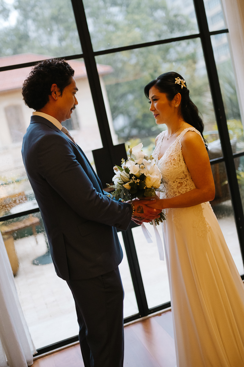 noivos lindos e felizes no hotel rosewood