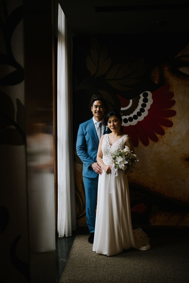 retrato criatico e espontaneo dos noivos apos a troca de aliancas no casamento