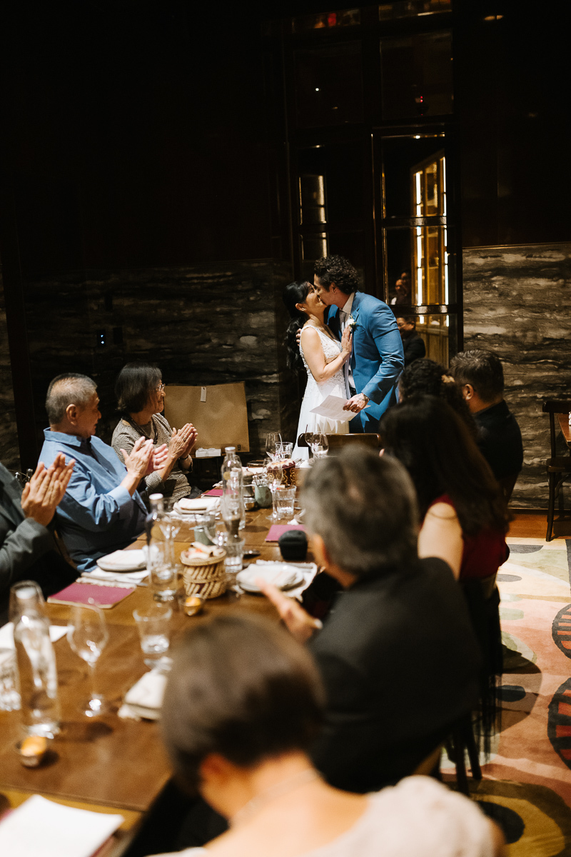 todos batem palmas ao comemorar o casamento