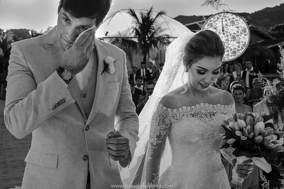 Casamento em Balneário Camboriú  casamento na praia casamento Guest House praia do estaleiro fotógrafo de casamento Santos São Paulo noivo emocionado durante casamento