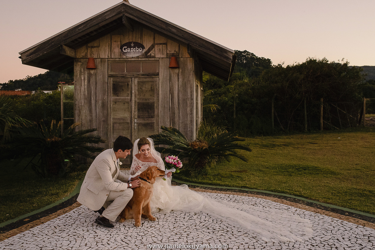 Casamento em Balneário Camboriú  casamento na praia casamento Guest House praia do estaleiro fotógrafo de casamento Santos São Paulo noivo e noiva com cachorro