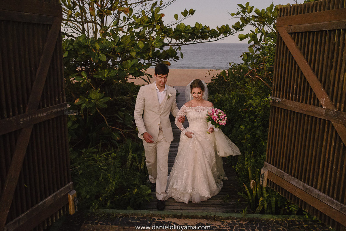 Casamento em Balneário Camboriú  casamento na praia casamento Guest House praia do estaleiro fotógrafo de casamento Santos São Paulo noivo e noiva indo para festa de casamento