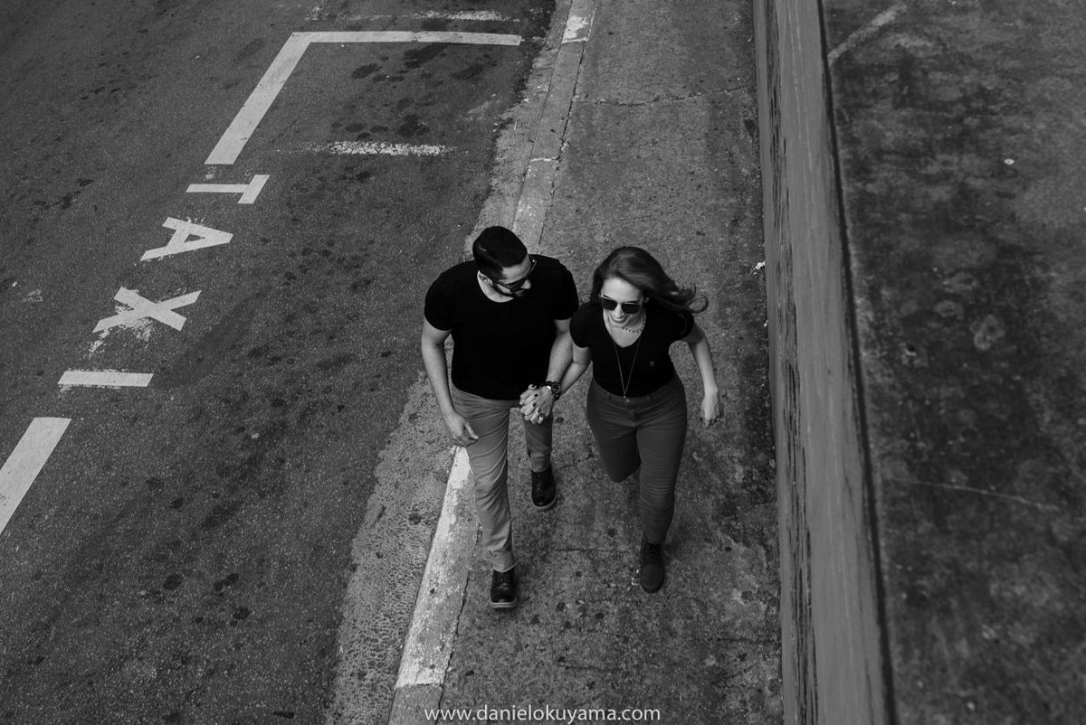 Casal passeando em são paulo durante ensaio fotogreafico na avenida paulista em são paulo