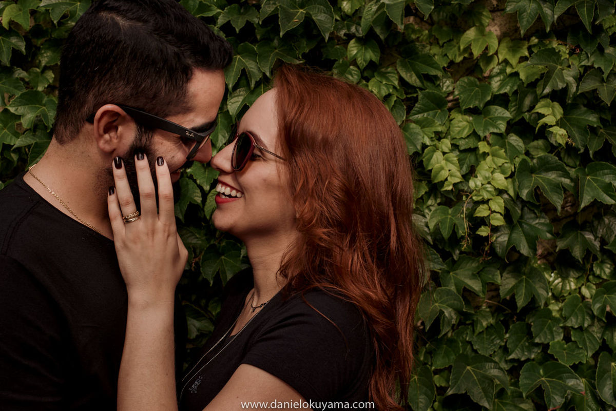 Ensaio fotográfico em são paulo - sp casal de oculos escuros, muro de plantas