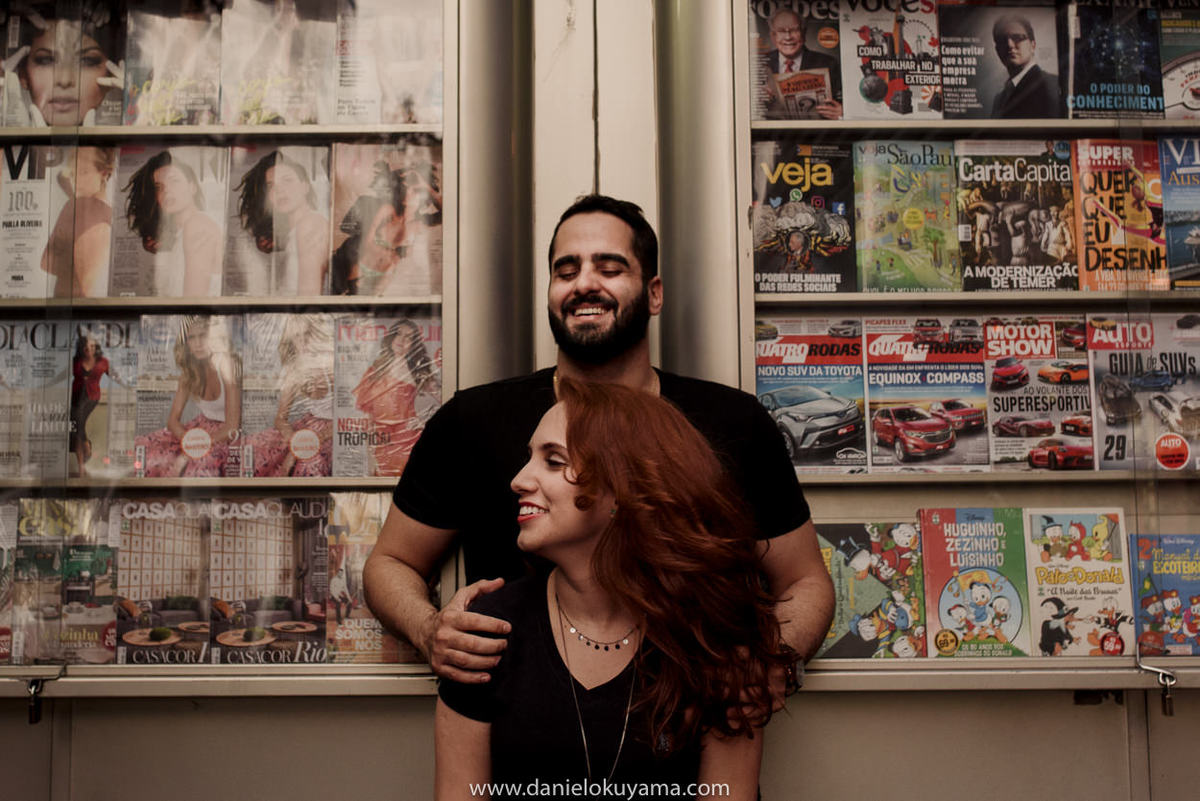 Ensaio pré casamento em são paulo - sp na avenida paulista foto na banca de jornal
