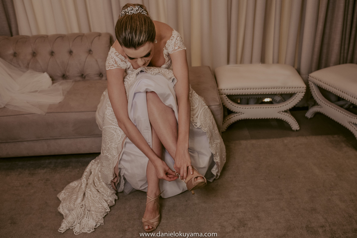 a noiva pronta coloca os sapatos e vive o sonho do casamento em sp