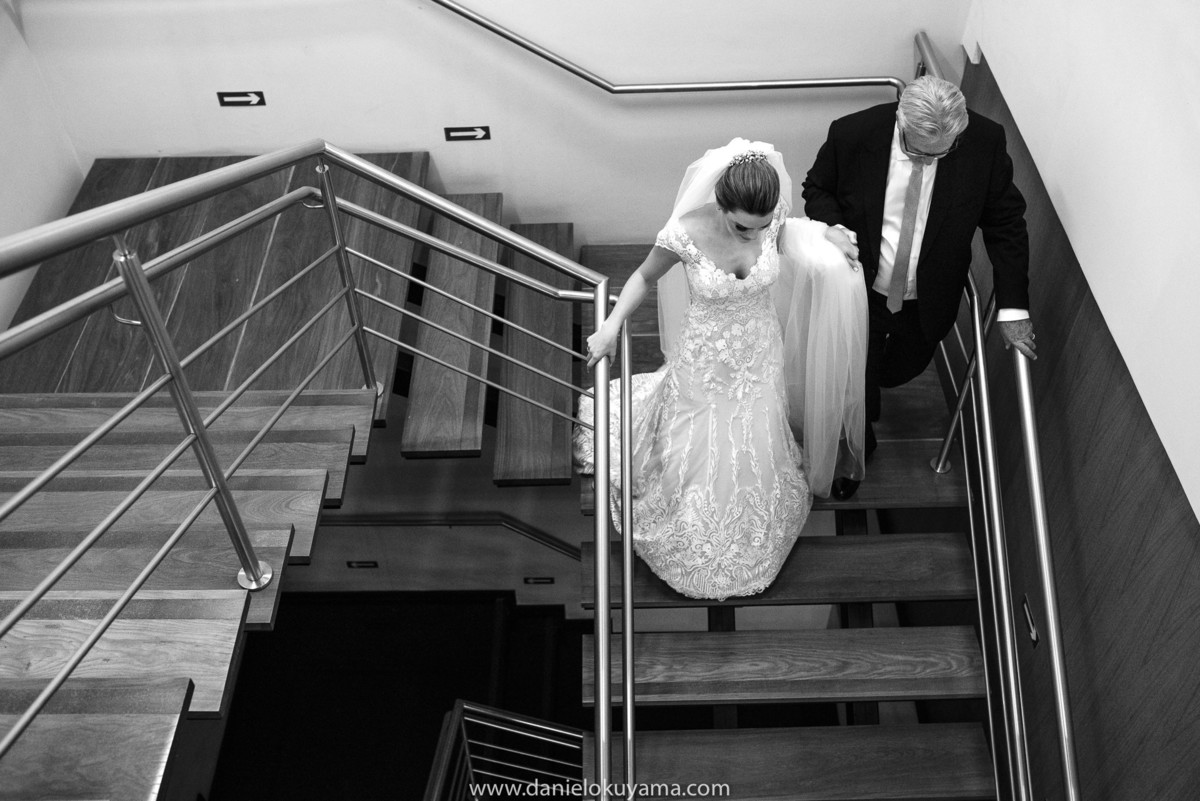 a noiva pronta junto com seu pai a caminho da igreja catedral e campimas para dizer sim ao seu amor