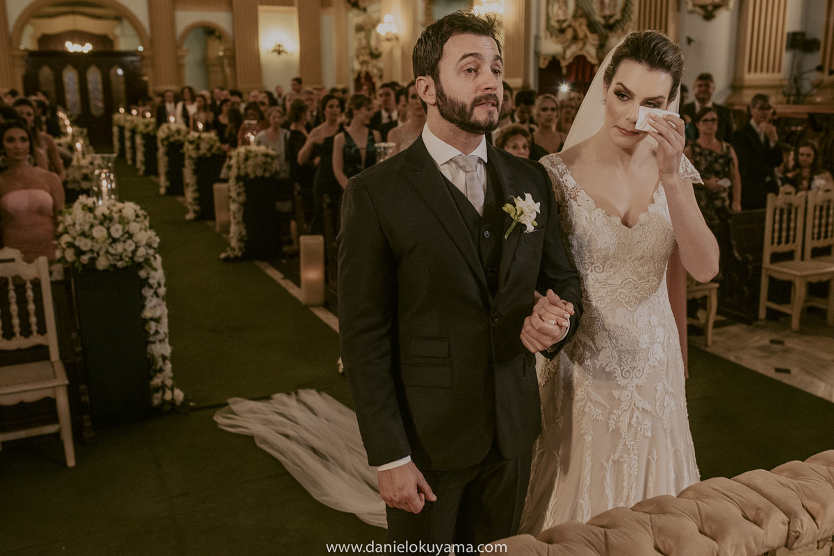 todos se emocionaram durante casamento na catedral e campinas sp a noiva e seu noivo muito espontâneos no altar durante a cerimonia celebrada pelo padre