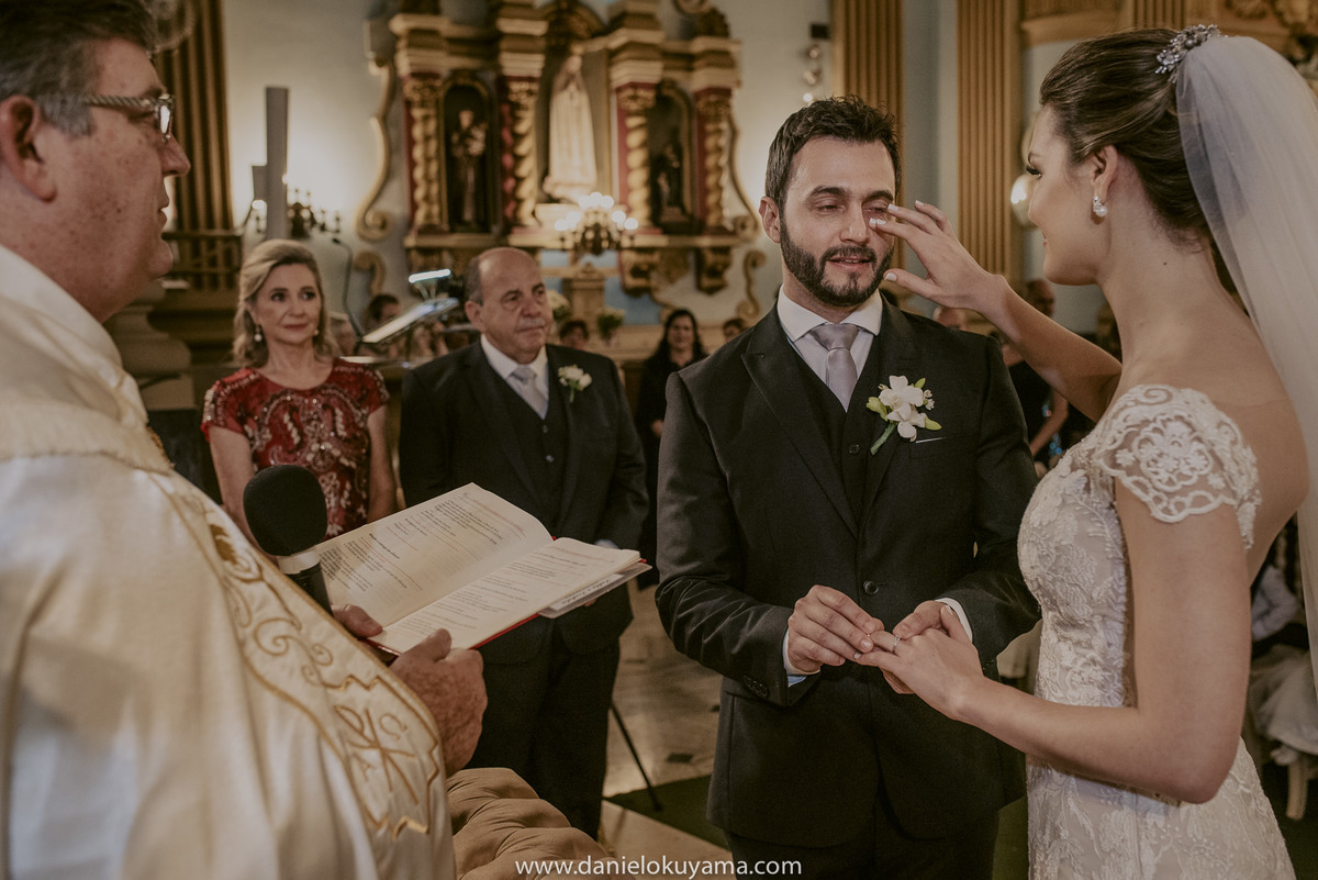 a noiva enxuga as lagrimas do noivo que esta emocionado e faz um carinho, tudo lindamente registrado pelas lentes do melhor fotografo de casamento de sp
