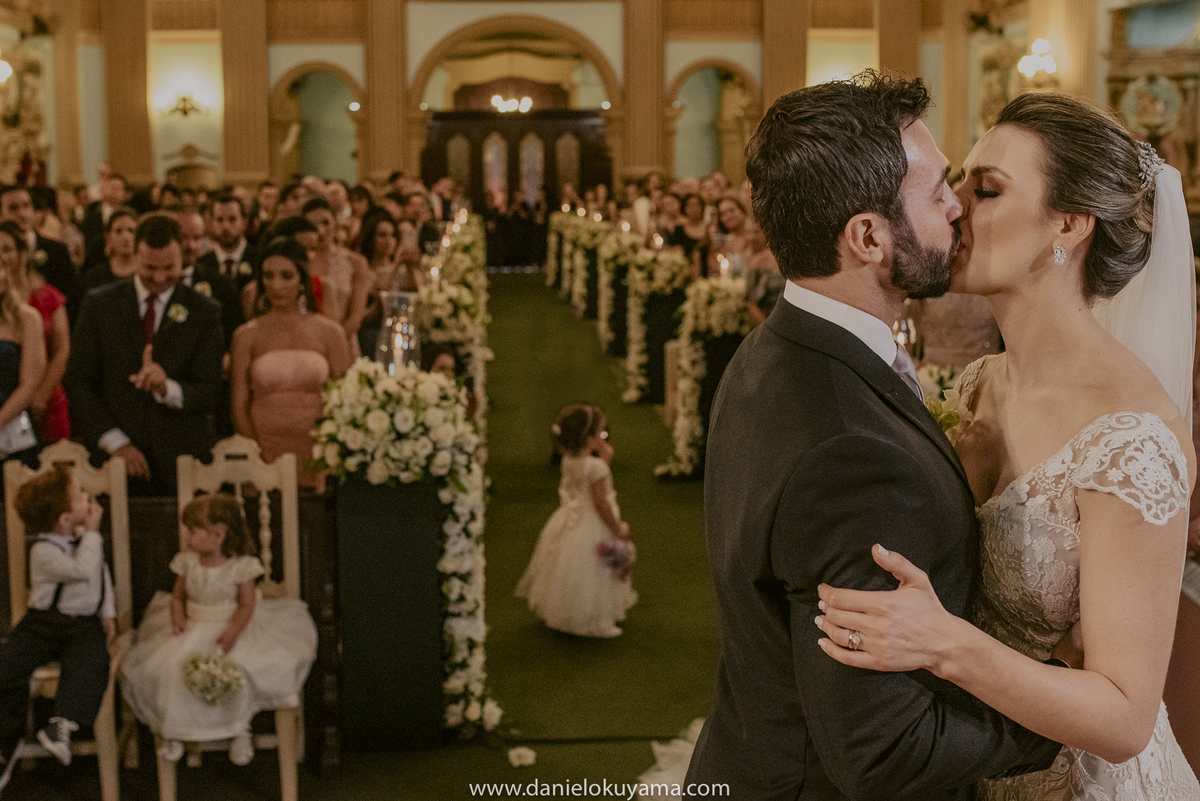 o beijo dos noivos para fechar a cerimonia desse lindo casamento realizados em campinas sp