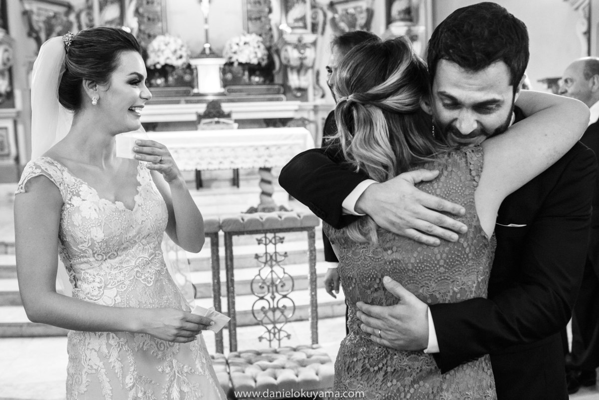 o abraço do noivo e seus cumprimentos ao final da cerimonia