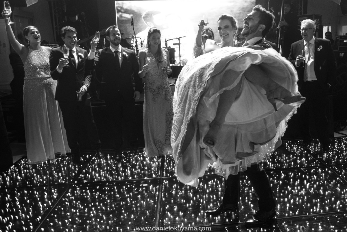 a dança dos noivos foi linda e animou todos os convidados pelo fotografo daniel okuyama