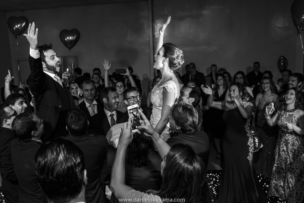 os noivos curtindo a festa muito animados e essa foto mais espontânea do daniel okuyama fotografia melhor fotografo de casamento de sp 