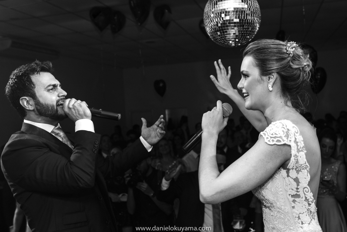 noivos cantando juntos durante festa de casamento