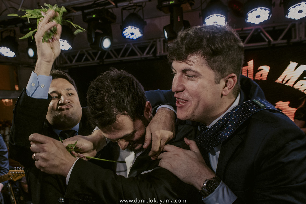 a hora de cortar a gravata pelas fotos do daniel okuyama fotografia