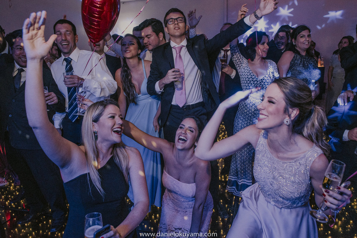 convidados se divertindo muito no casamento da Isa e Pablo em campinas interior de sp