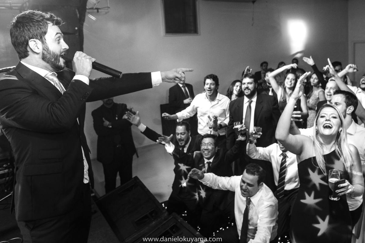 o noivo cantou uma musica para a noiva 