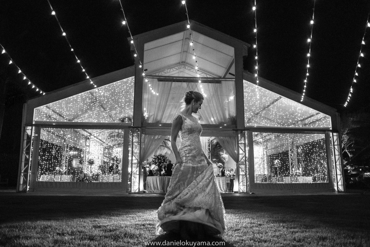 a noiva radiante e feliz com ,muita espontaneidade dança com seu belo vestido de grife mais um registro por daniel okuyama o melhor fotografo de casamento de sp