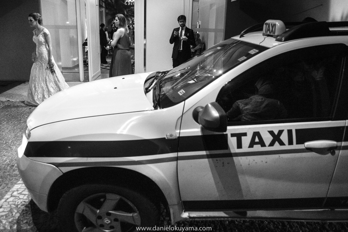 final da festa de casamento os noivos indo embora para curtir a lua de mel tudo registrado pelo melhor fotografo de casamento de sp daniel okuyama
