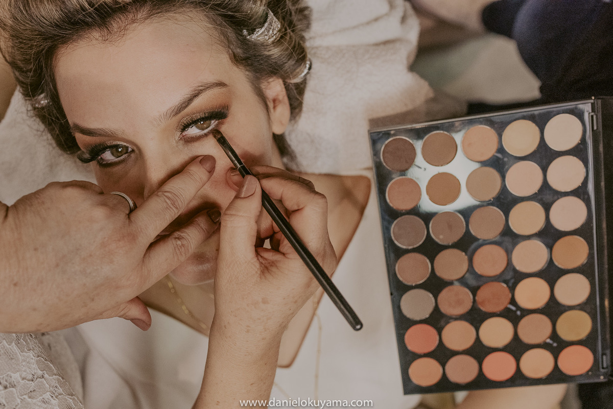 fotografo de casamento sp noiva de maquiando durante making of em salão de beleza campinas sp