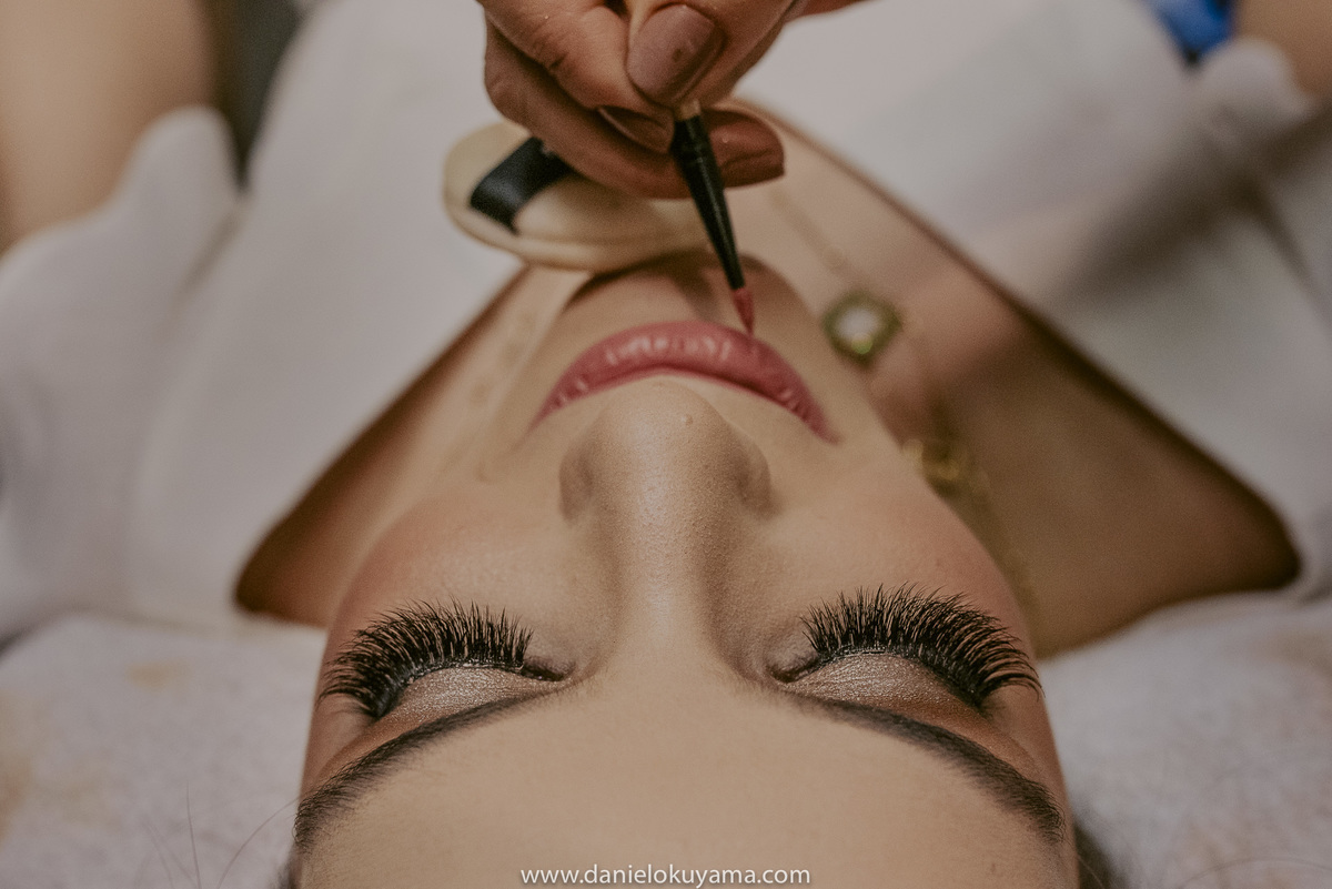 melhor fotografo de casamento sp bela foto da maquiagem da noiva durante making of para casamento na igrja matriz de campinas