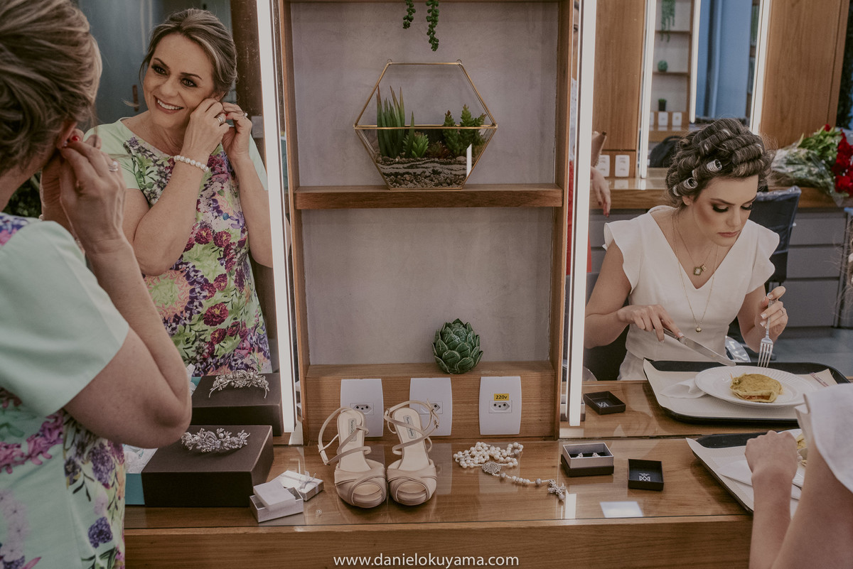 a noiva e sua mãe durante os preparativos finais desse grande dia de casamento em campinas sp