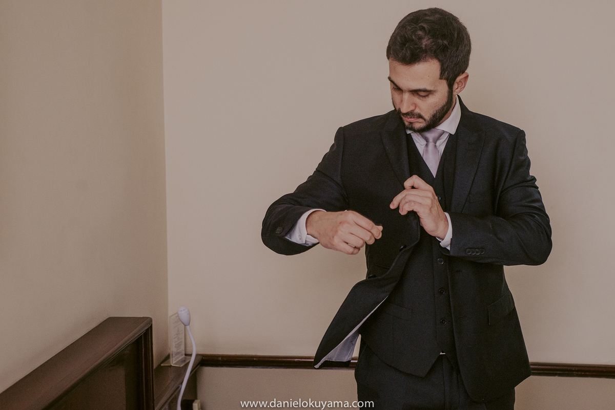 um belo retrato do noivo durante com seu terno para o grande dia do casamento em sp pelo melhor fotografo de casamento sp