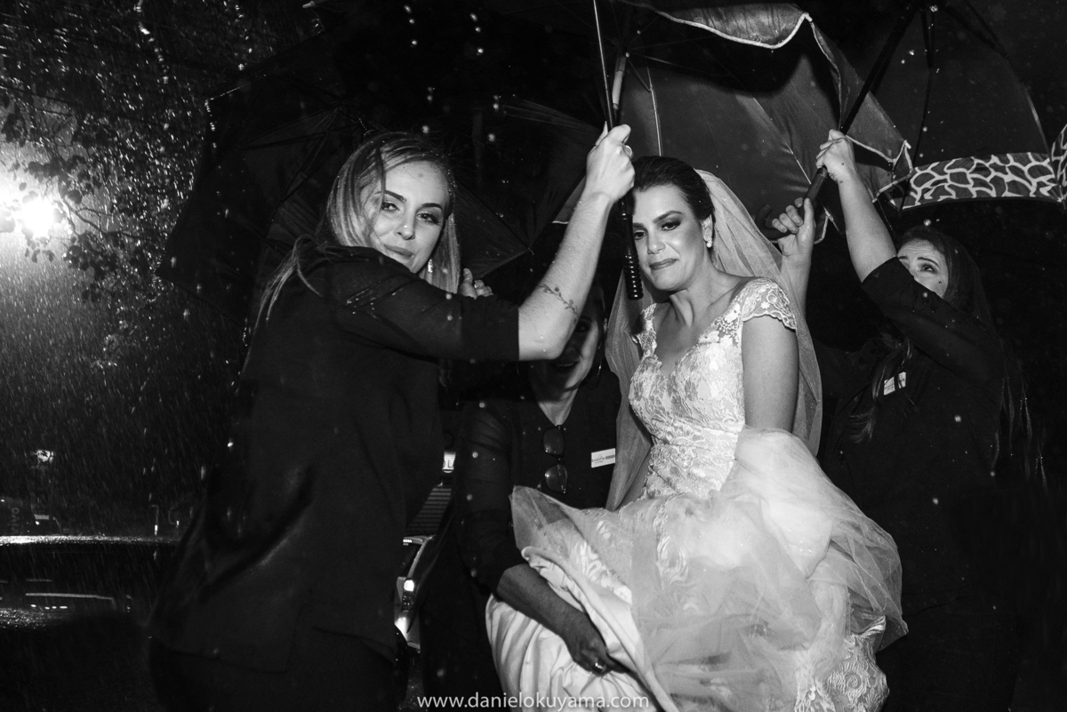 durante o casamento choveu mas trouxe muita alegria com esse registro do melhor fotografo de casamento sp daniel okuyama 