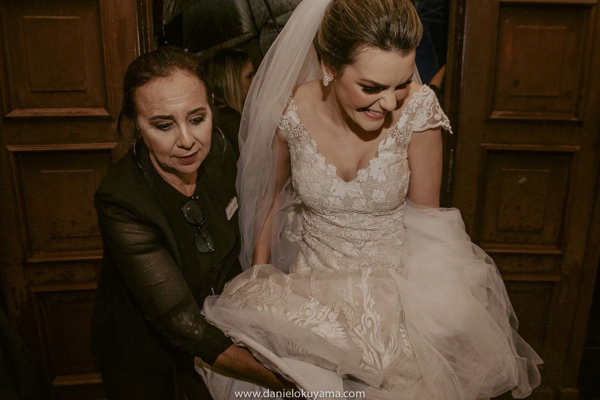 a noiva pronta para entrar no altar da igreja catedral de campinas sp