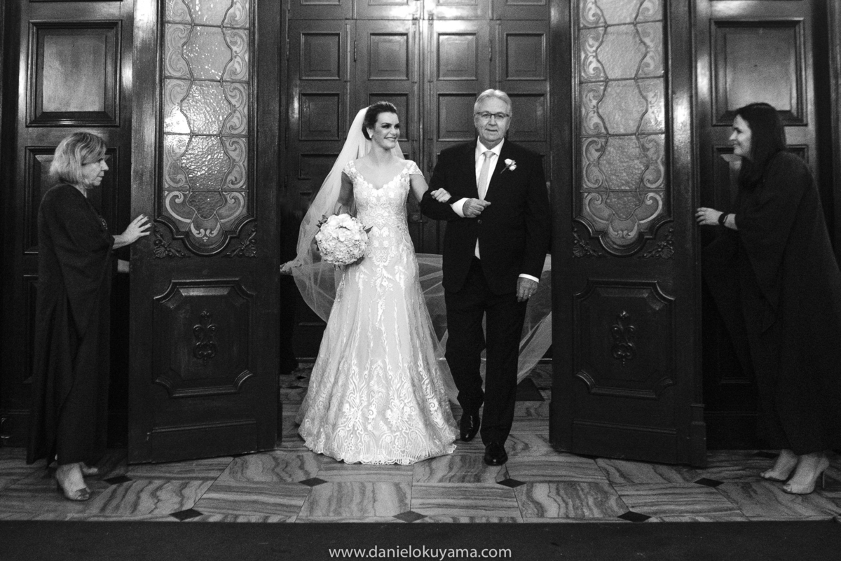 uma foto clássica de casamento mas mesmo assim espontânea feita fotografo de casamento sp daniel okuyama