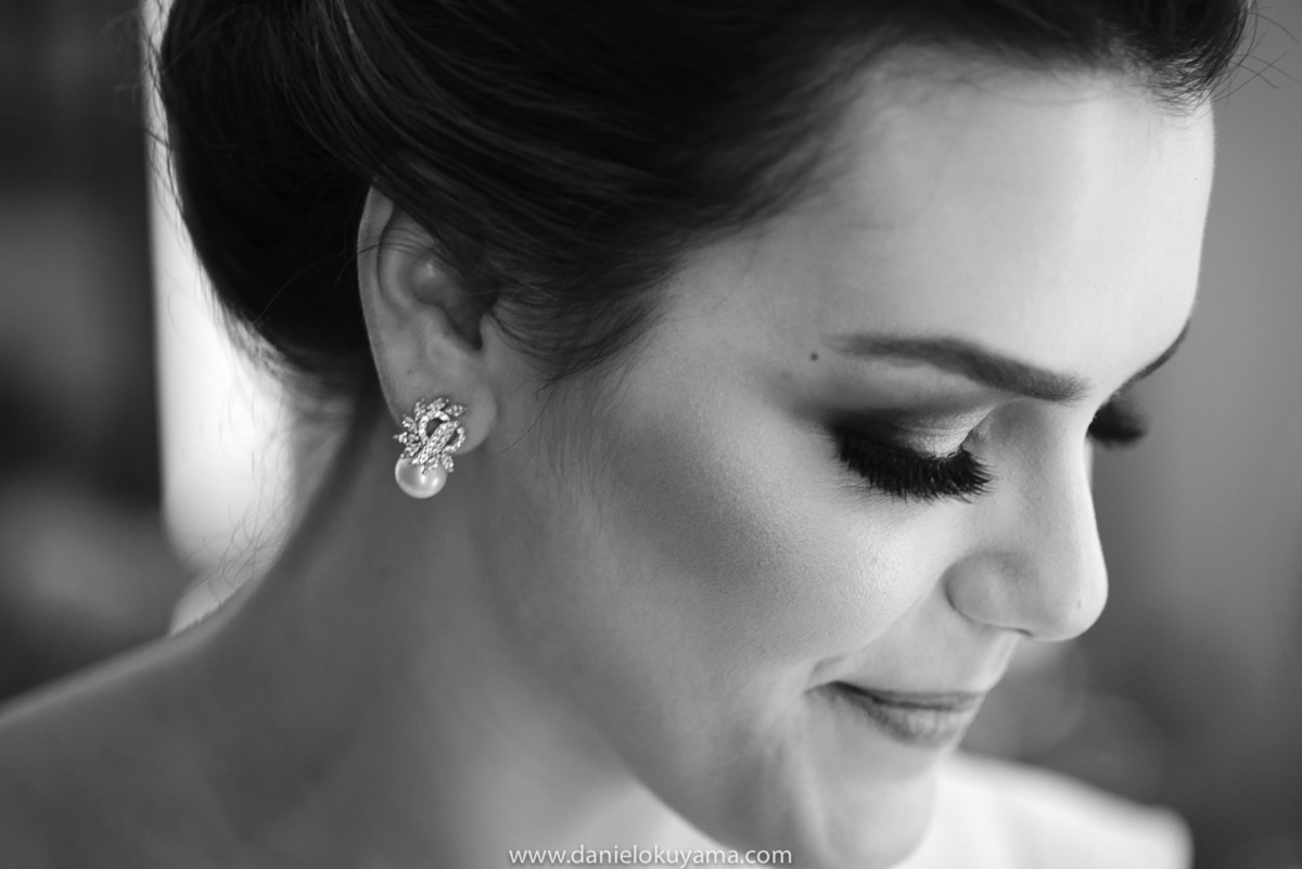 o brinco da noiva que ja foi colocado e o melhor fotografo de sp daniel okuyama tira esse belo retrato