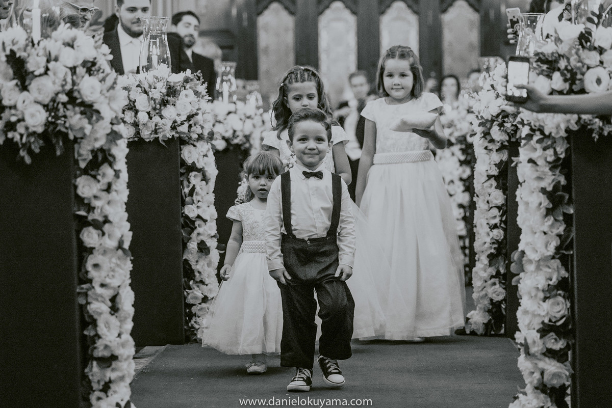 as daminhas e os pajens entrando durante o casamento em campinas sp