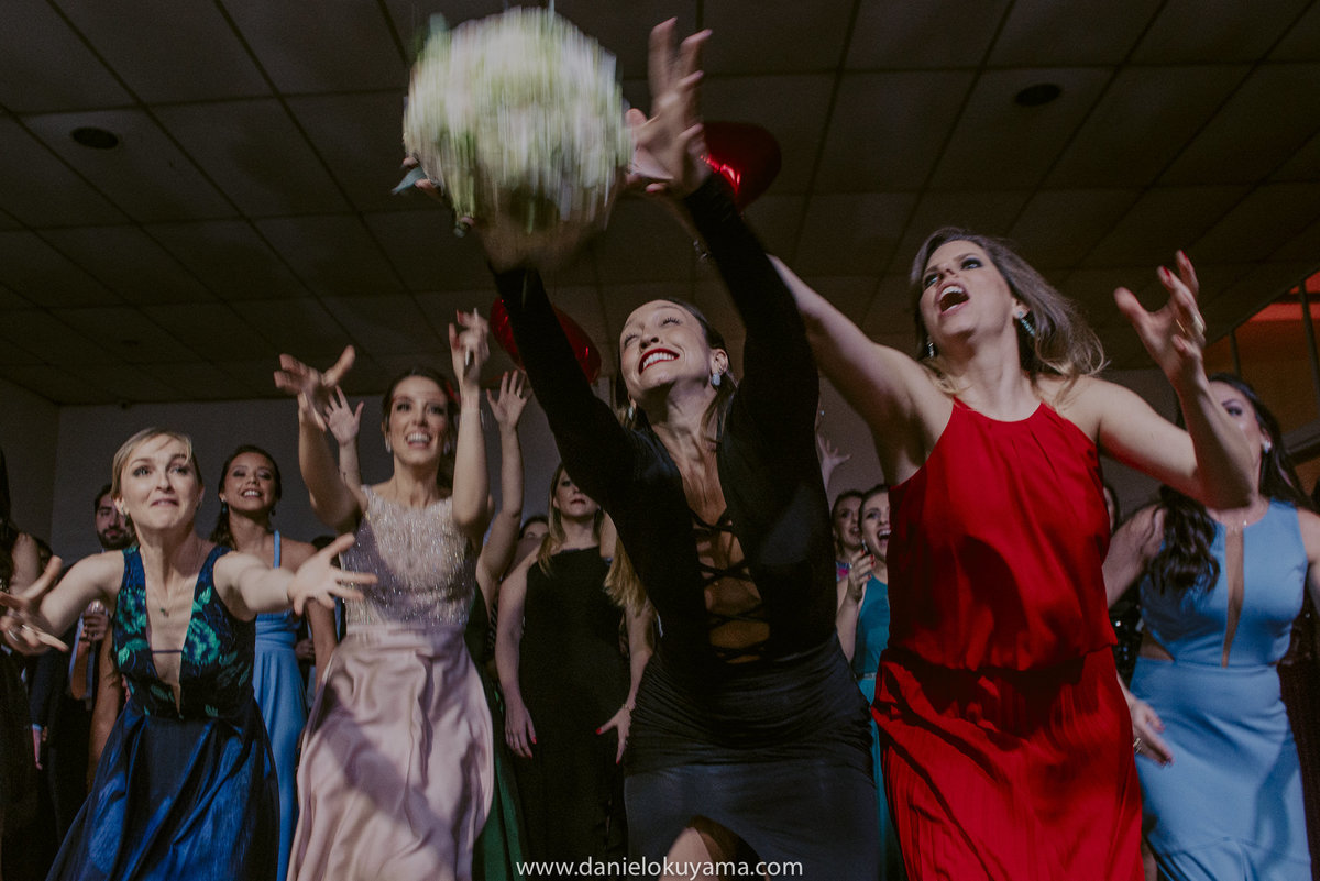 hora de jogar o buque para as amigas solteiras da noiva