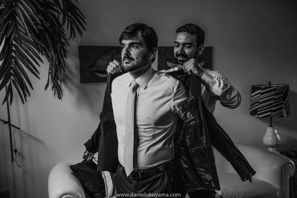 noivo com seu pai no making of desse lindo casamento na praia pelas fotos do daniel okuyama