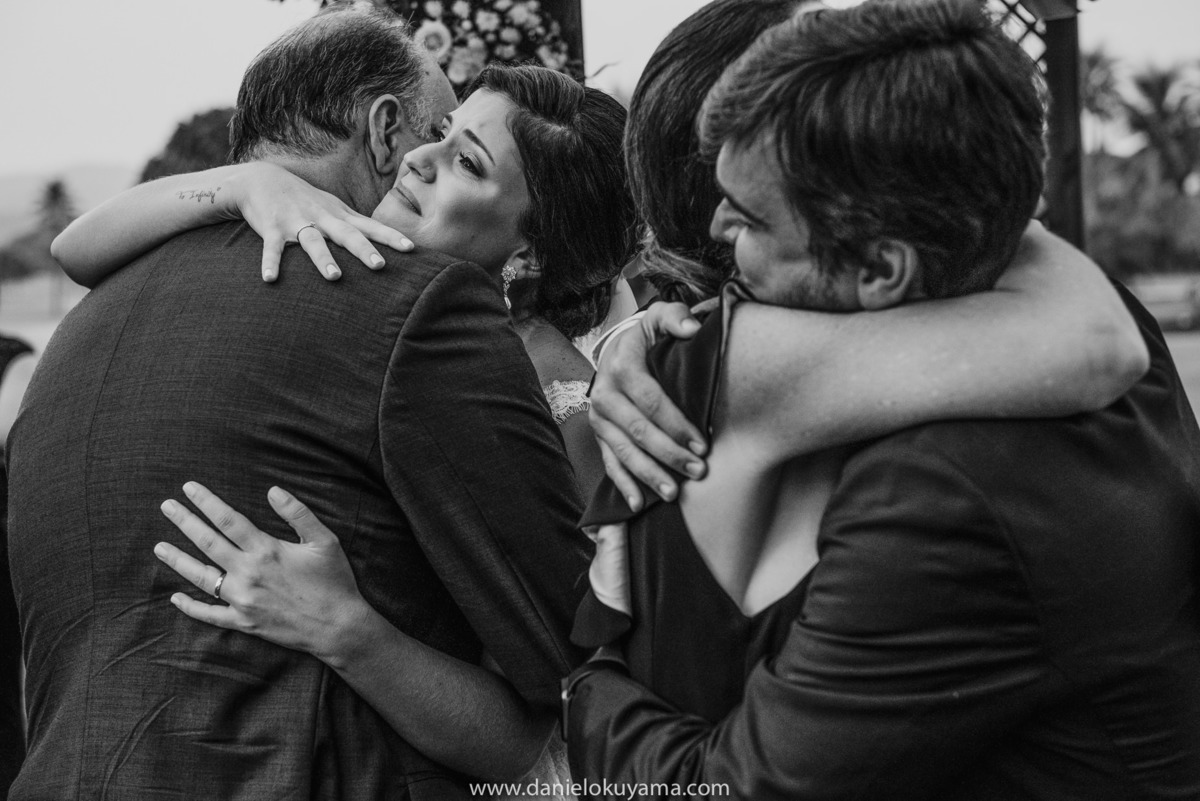 o abraço dos noivos em seus respectivos pais uma foto premiada do daniel okuyama