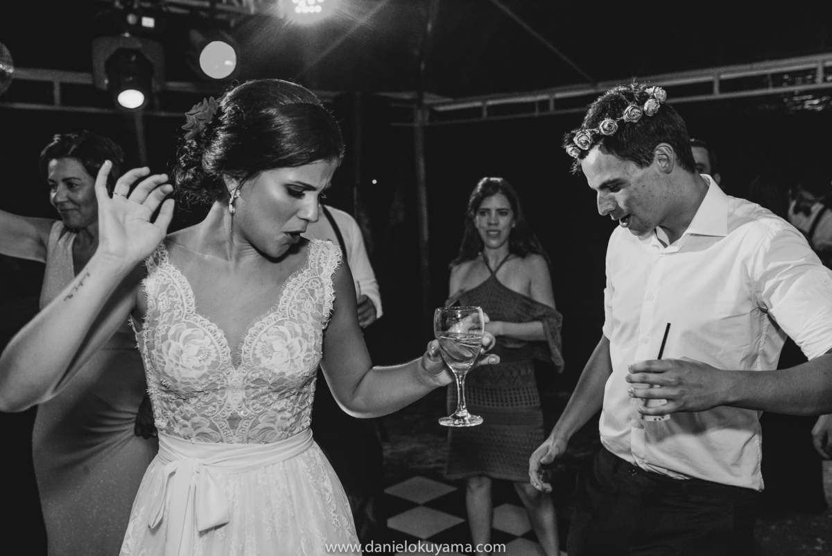 lindo vestido de noiva rendado com decote frontal simples e maravilhoso, perfeito para casamento na praia