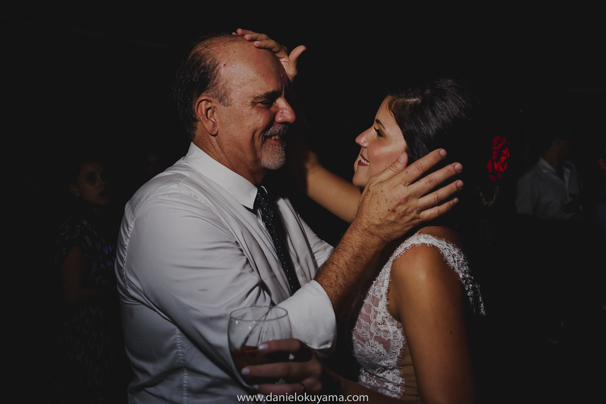 o carinho entre pai e filha no casamento durante a festa animada