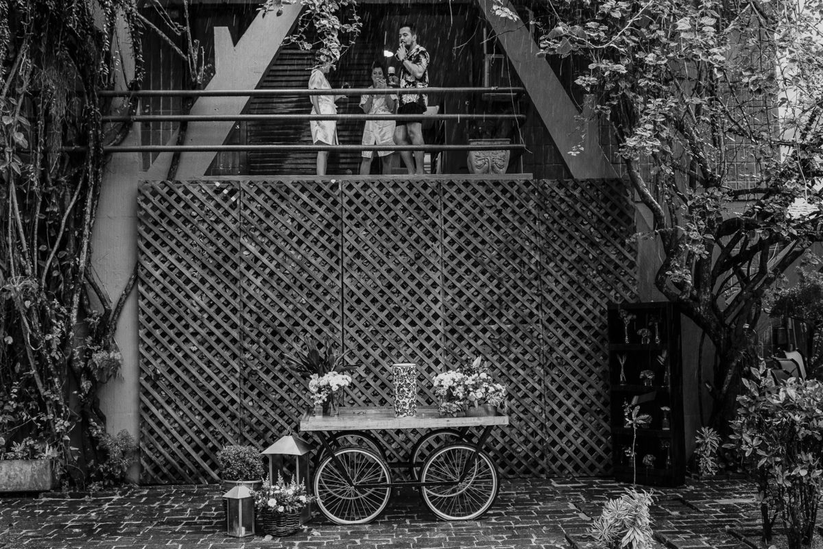 fotografia de casamento na praia pelo fotografo mais premiado de sp daniel okuyama no making of da noiva beatriz com suas madrinhas