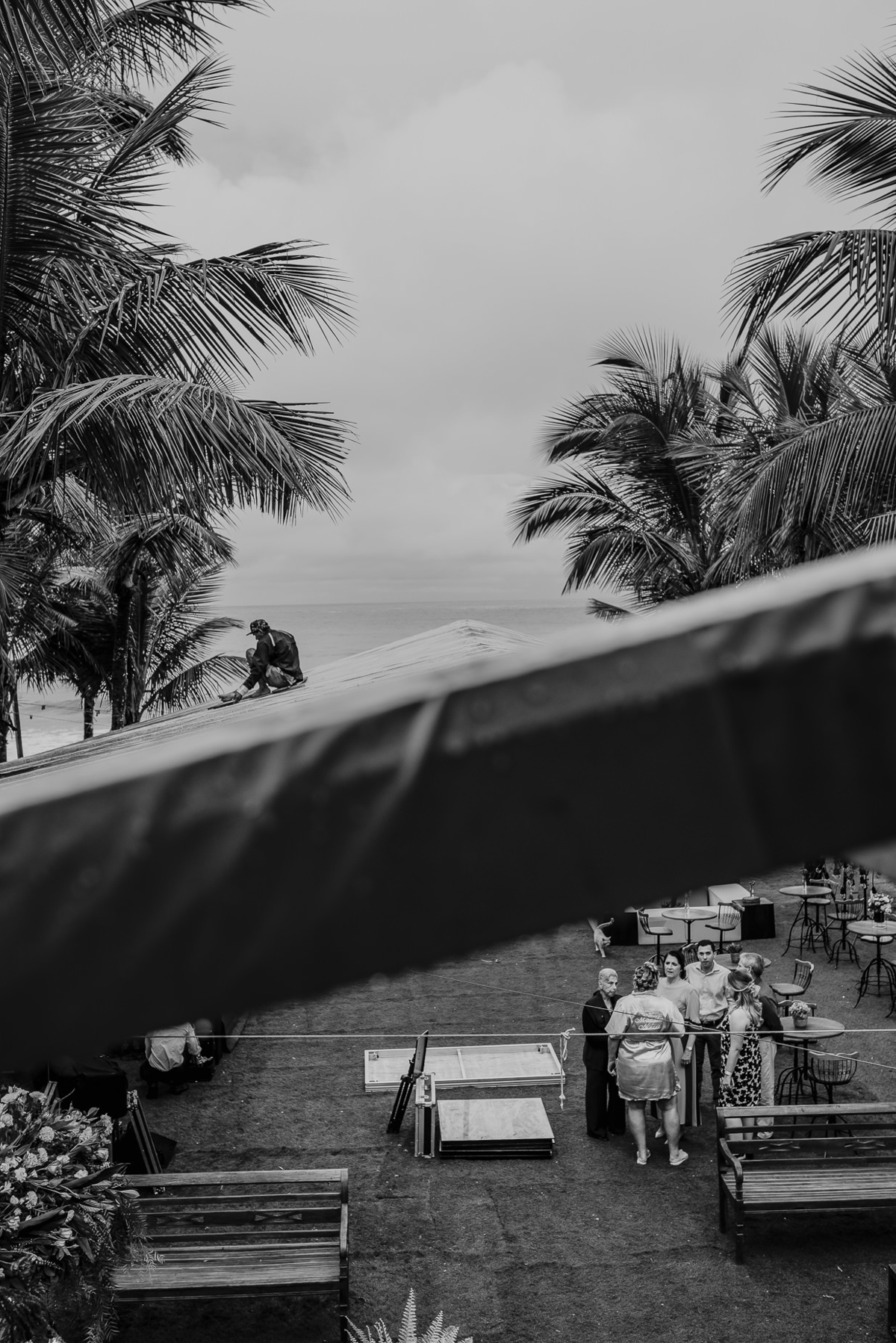 a fotografia de casamento na praia podia chover mais a noiva tinha esperanca de fazer um dia lindo de sol em sp