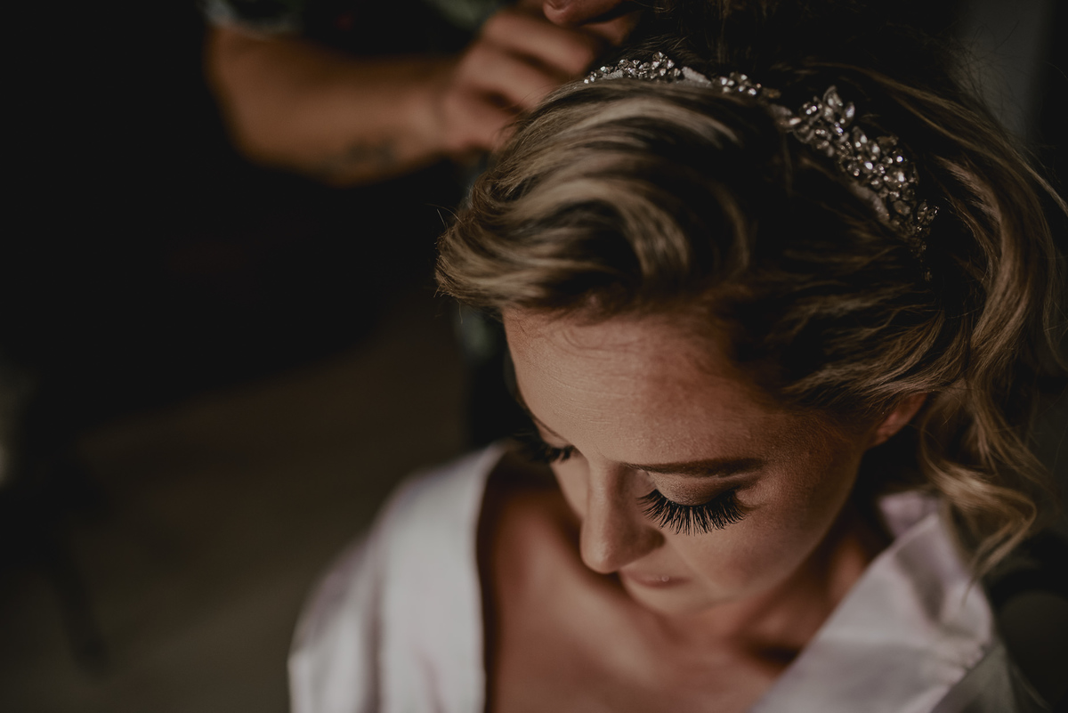 o acessório de cabelo noiva deve ser muito bonito e especial  e combinar com o vestido de noiva para o casamento na praia em sp