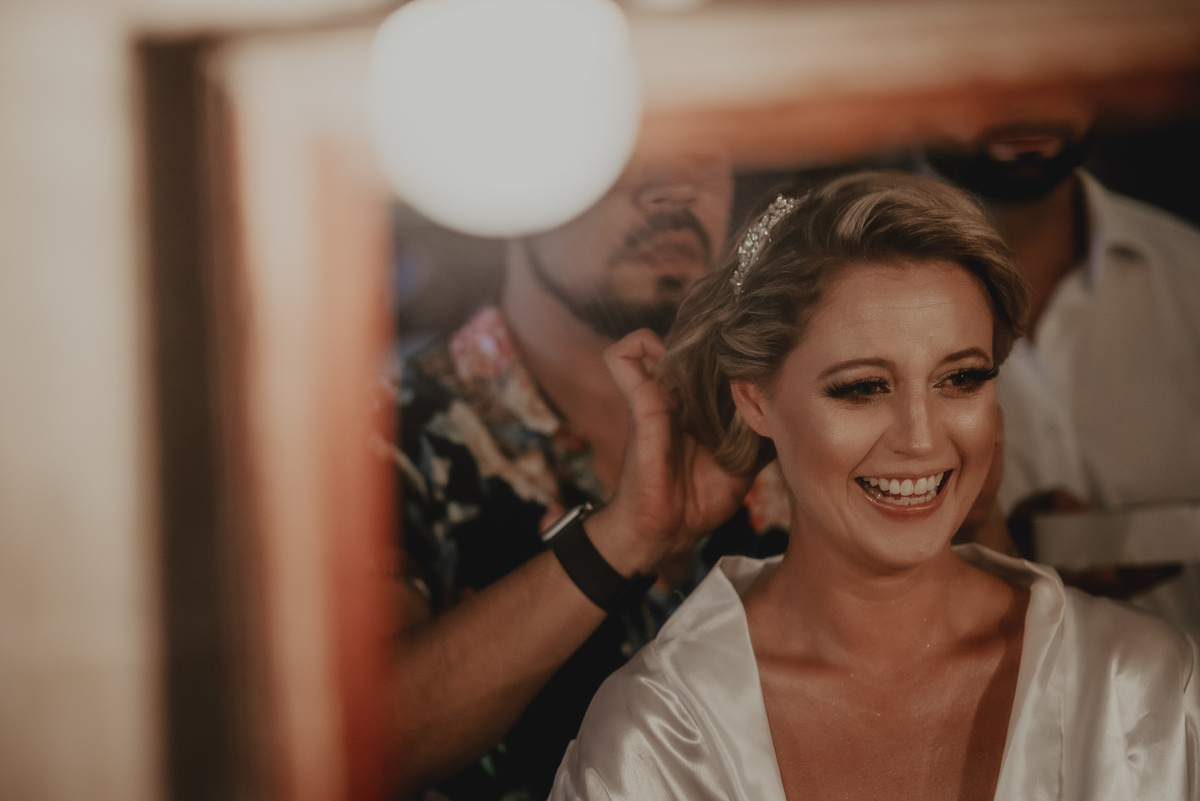 a noiva feliz e radiante com seu penteado escolhido para celebrar o grande dia da fotografia de casamento em sp um sorriso muito espontâneo e bonito para casamento na praia