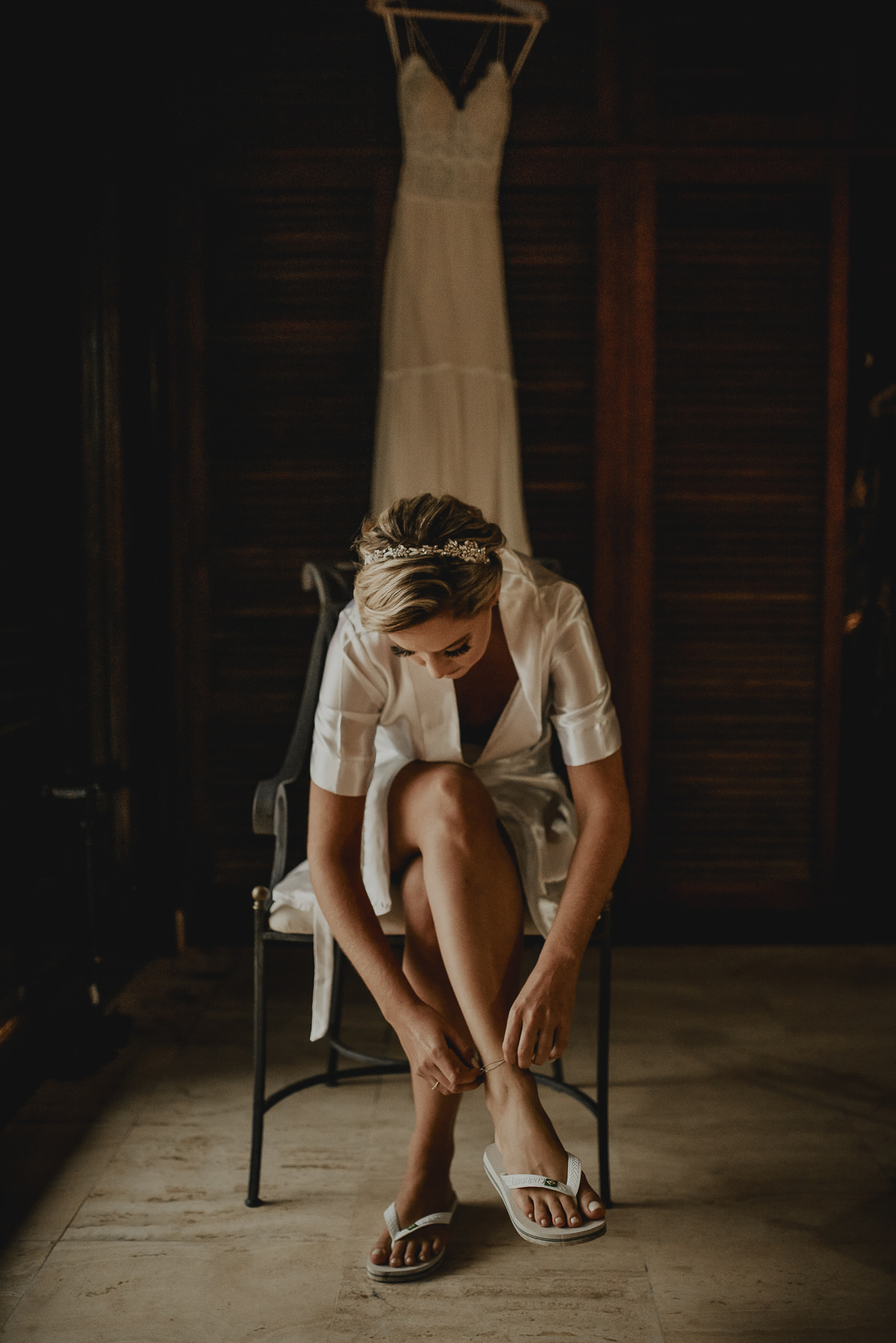 a noiva quase pronta minutos antes da noiva ansiosa pelo lápis de noiva colocando os sapatos antes de se vestir para o casamento na praia