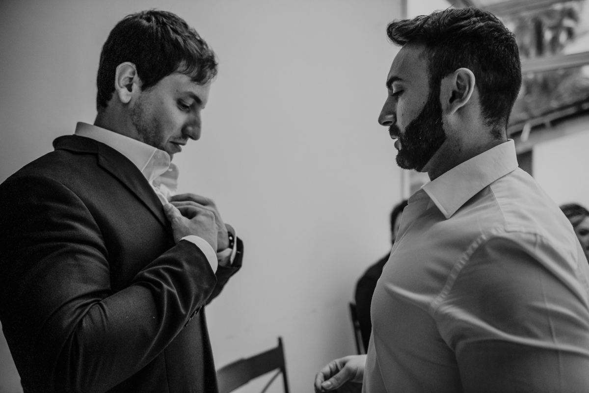 fotografia de casamento pelo making of do noivo se preparando minutos antes de se casar na praia de sp