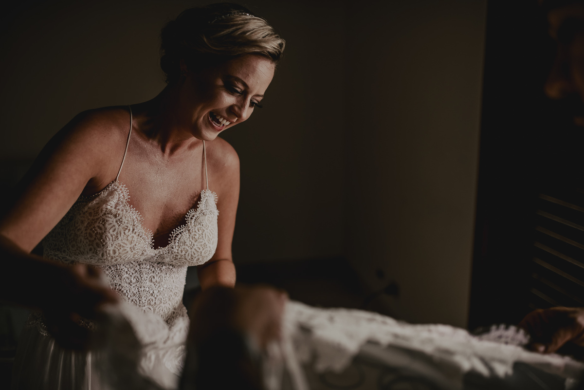 o grande dia da noiva espera seu momento especial com seu vestido escolhido com muita alegria e autenticidade pelo melhor fotografo de casamento de sp