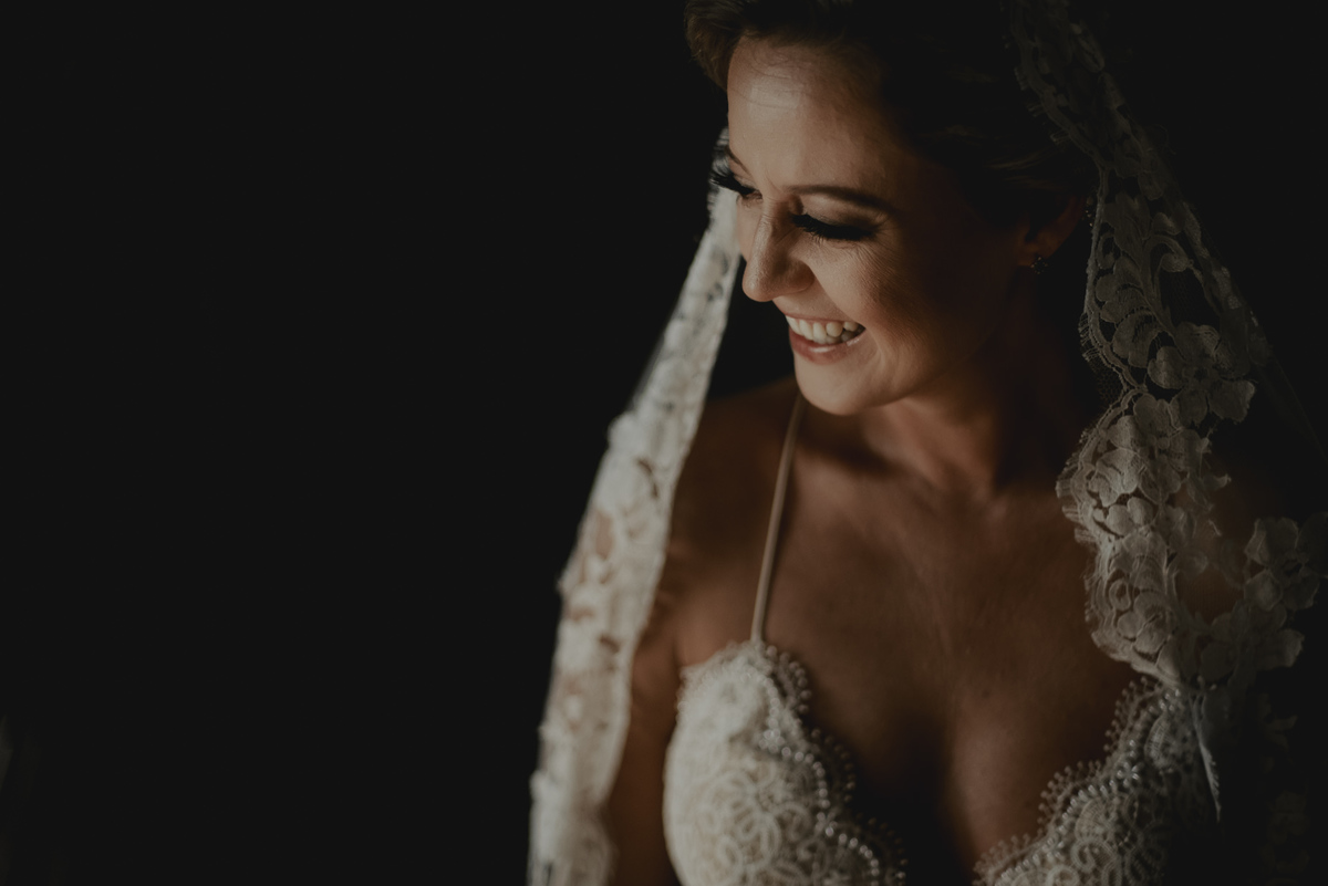 um retrato a noiva pronta esperando para o começo de um lindo casamento na praia no litoral de sp uma felicidade sem igual com muita personalidade pelo fotografo de casamento sp
