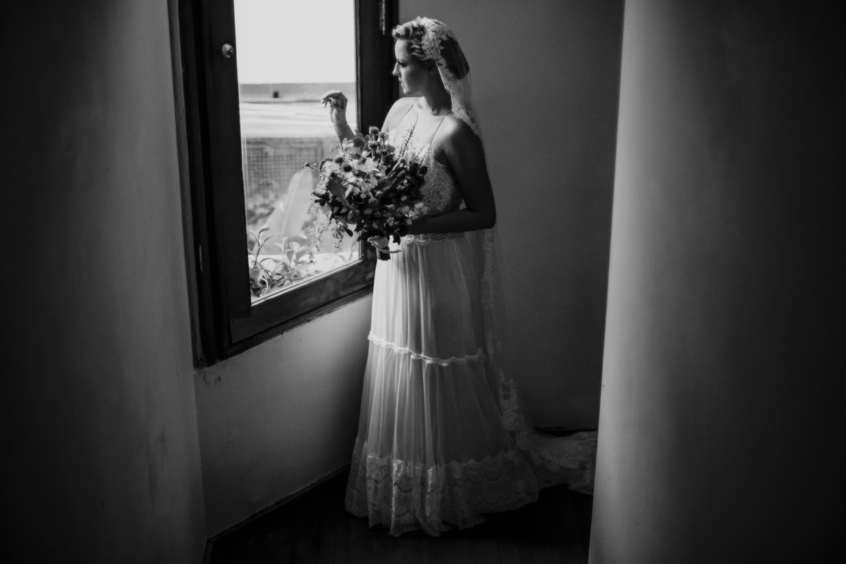 a noiva vestida com seu lindo vestido de noiva ja ansiosa pelo casamento aceito sim do blog lápis de noiva casamentos na praia 