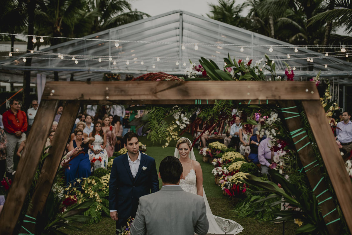a cerimonia de casamento é sempre muito emocionante e deixou todos os convidados desse lindo casamento na praia muito emocionados com os votos personalizados do lápis de noiva 