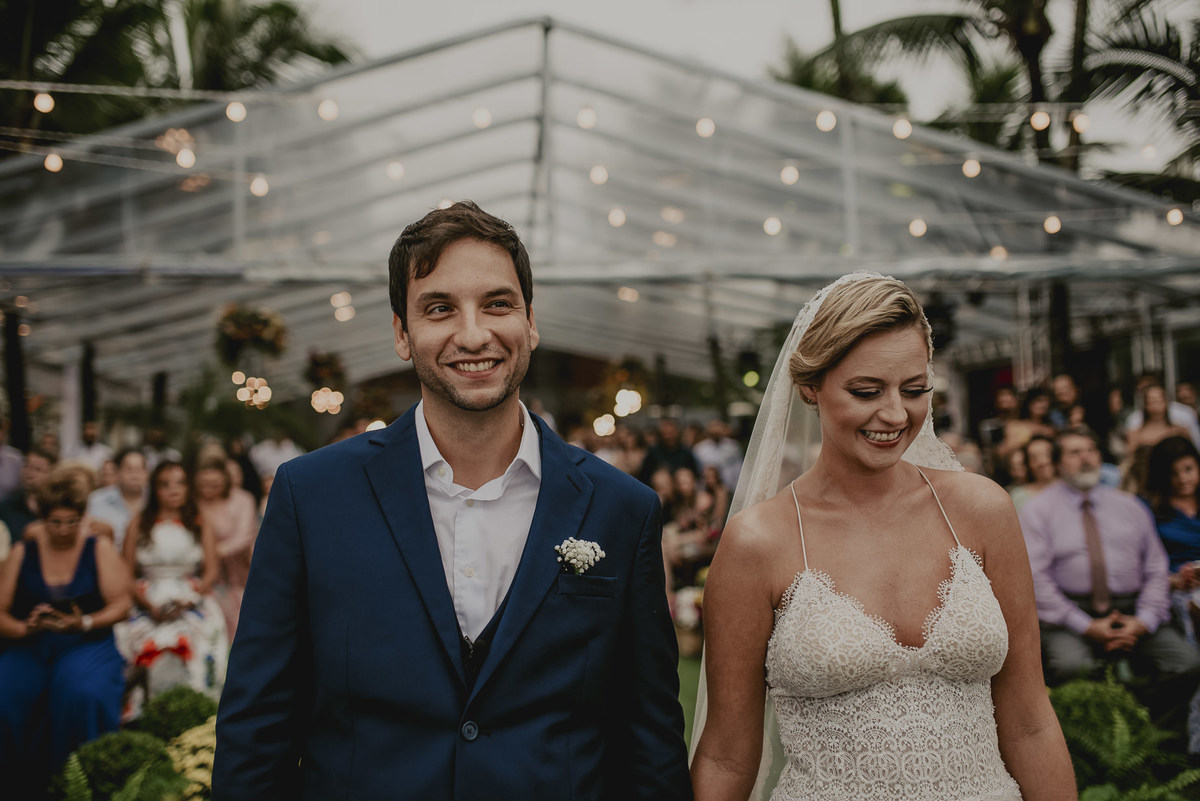 a fotografia de casamento do lindo sorriso dos noivos durante a cerimonia desse casamento na praia sp pela fotografia do fotografo de casamento sp daniel okuyama