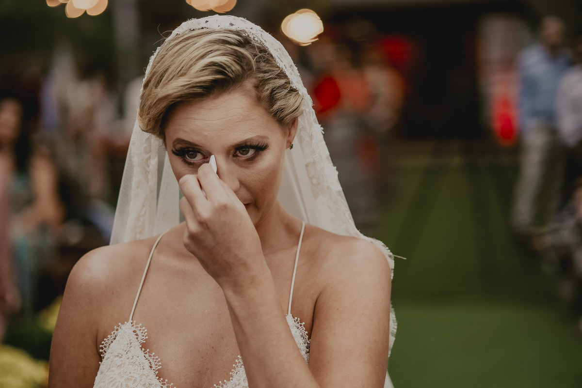 a noiva como sempre se emociona muito ms não quer borrar a maquiagem mesmo sendo noiva ansiosa do blog de casamento 